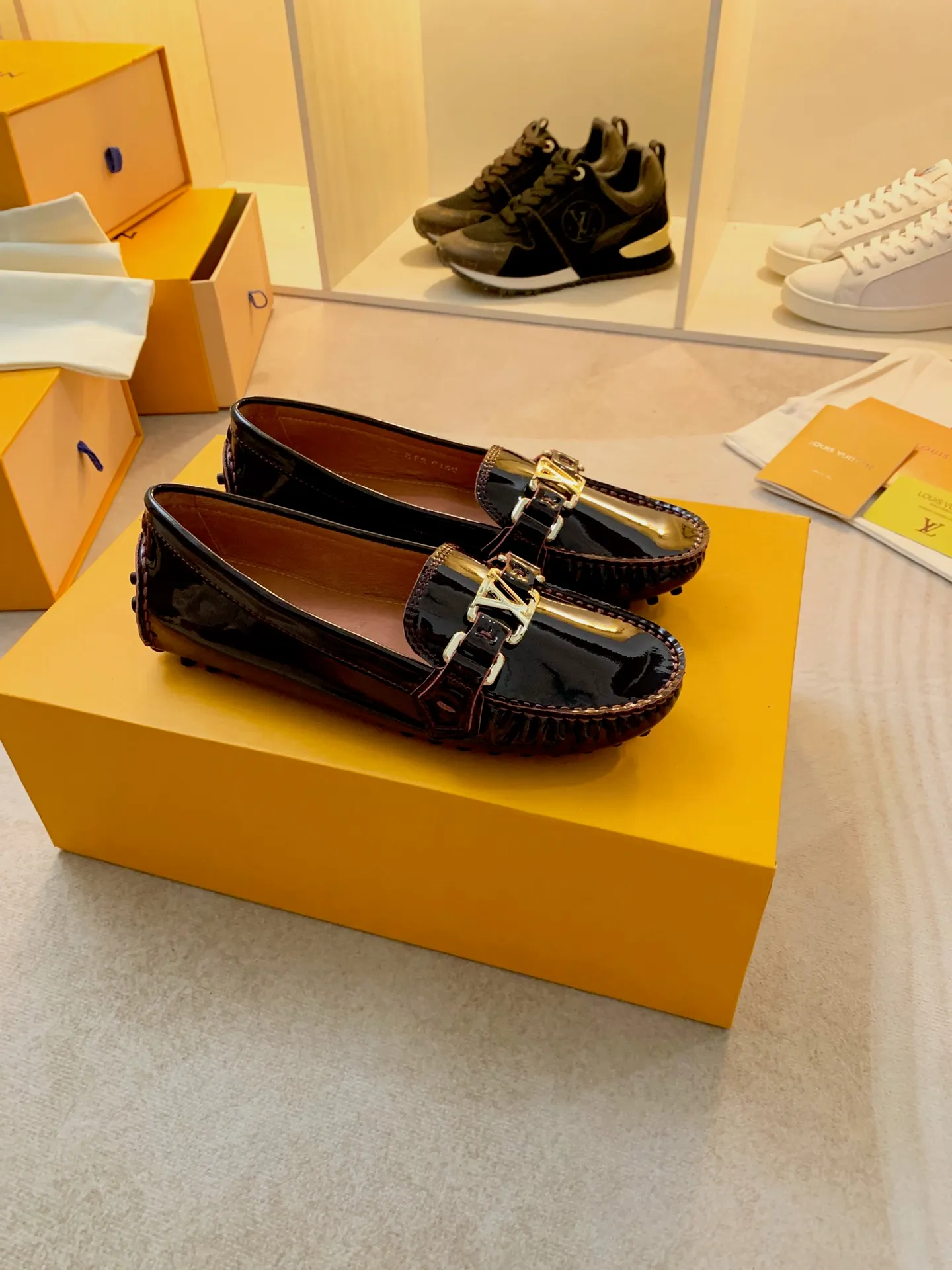 p460💰Couple model❤️🇫🇷 𝙇𝙤𝙪𝙞𝙨 𝙑𝙪𝙞𝙩𝙩𝙤𝙣 🇫🇷Louis Vuitton 2023 Classic𝓛𝓿 𝓣𝓻𝓪𝓲𝓷𝓮𝓻 Sports Series ➪➪➪¯ [Arizona Doudou Shoes Series] ▪️▪️▪️Arizona slip-on shoes are made of Monogram Eclipse canvas. Its hand-painted and dyed edges and hand-sewn uppers fully demonstrate Louis Vuitton's traditional shoemaking craftsmanship. This slip-on shoe is very lightweight. The integrated tongue and upper make it particularly comfortable and flexible. The soft outsole is equipped with rubber padding. Decorated with matching sash. Detailed features: ☑️Monogram Eclipse canvas ☑️Black Eclipse pattern ☑️Hand-painted shoe edges ☑️Hand-sewn uppers (each pair takes time to process) ☑️Integrated tongue and upper construction ☑️Outsole equipped with rubber lining ☑️size: 35_46